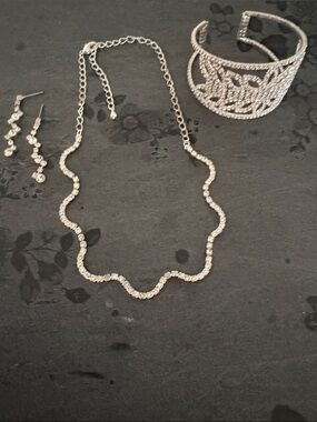 VINTAGE SILVER-TONE CRYSTAL WAVEY NECKLACE CUFF BRACELET POST EARRING SET